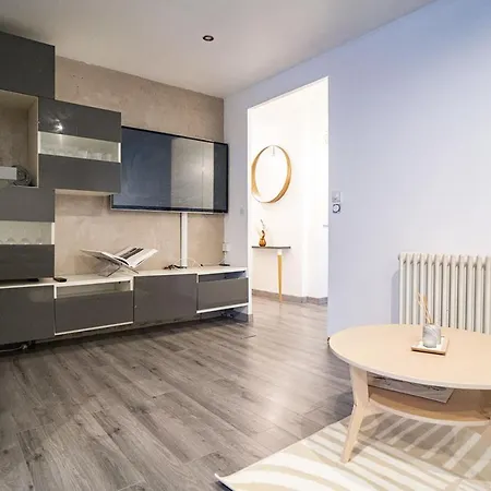 Spacious And Bright 65 M